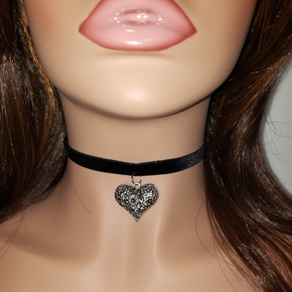 Black Velvet Heart Choker necklace - Picture 2 of 7